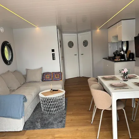 보트호텔 Houseboat -la Calma- 차플리넥