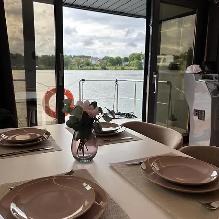 Houseboat -la Calma- 보트호텔 *