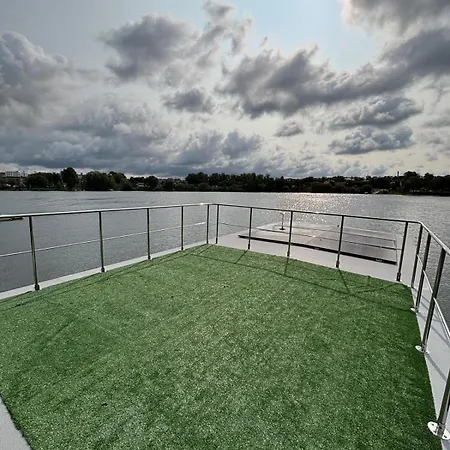 Houseboat -la Calma- 보트호텔 *