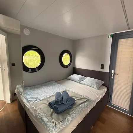 Houseboat -la Calma- 보트호텔 *